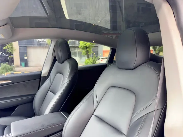 Tesla Model Y — Фото автомобиля 11