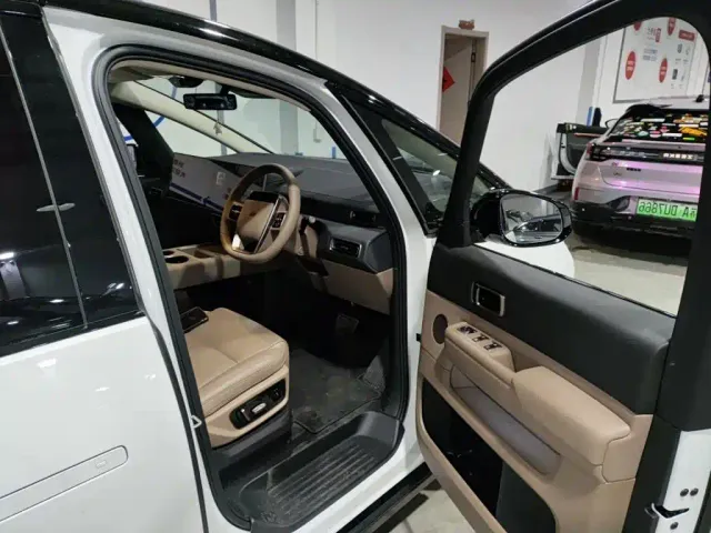 Li Auto MEGA — Фото автомобиля 5
