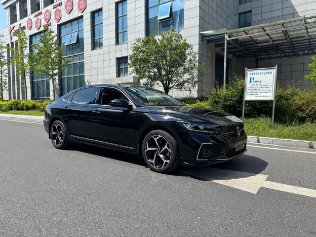 Volkswagen Passat — Фото автомобиля 4