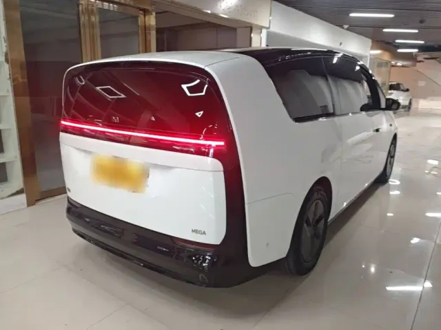 Li Auto MEGA — Фото автомобиля 6