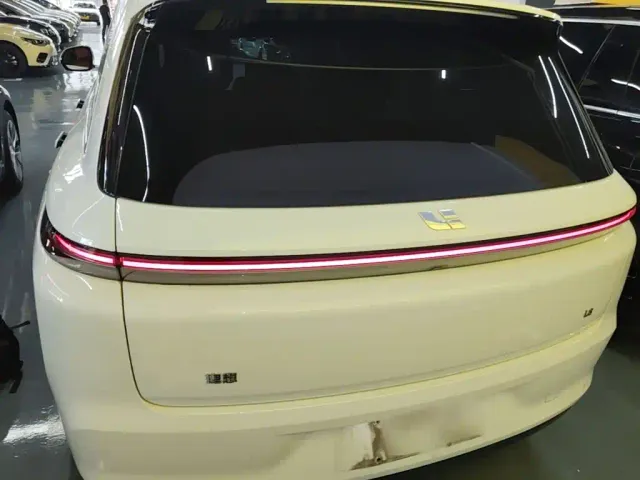 Li Auto L8 — Фото автомобиля 3