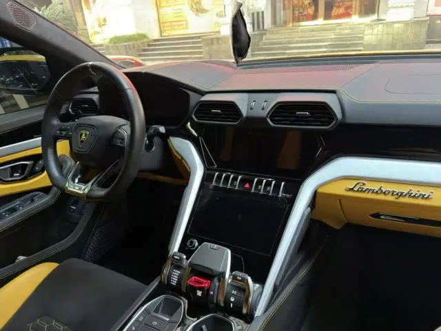 Lamborghini Urus — Фото автомобиля 4