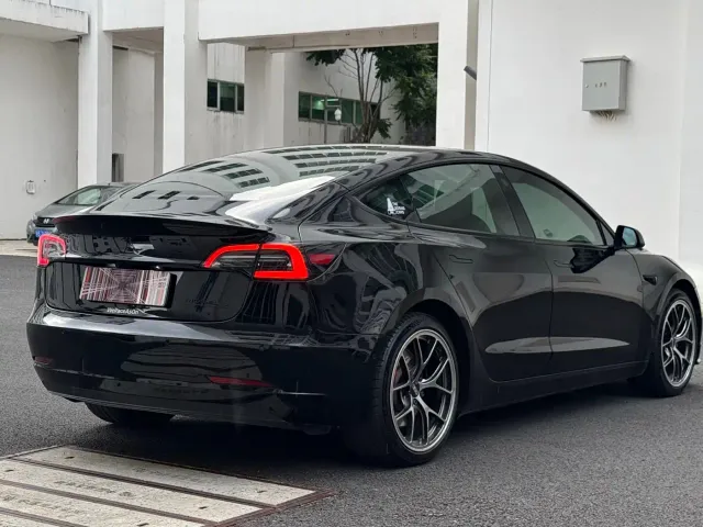 Tesla Model 3 — Фото автомобиля 11