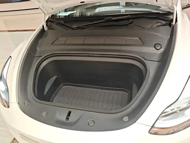 Tesla Model Y — Фото автомобиля 19