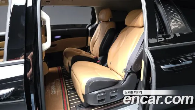 Kia Carnival Generation 4 — Фото автомобиля 15