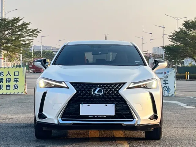 Lexus UX — Фото автомобиля 2