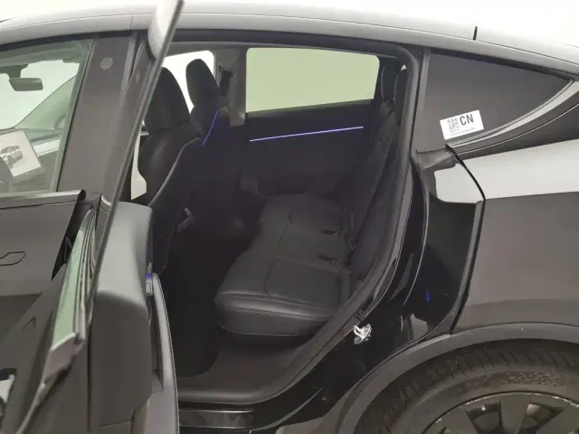 Tesla Model Y — Фото автомобиля 15