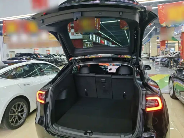 Tesla Model Y — Фото автомобиля 18