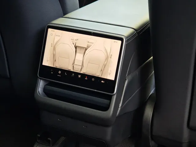 Tesla Model Y L — Фото автомобиля 12