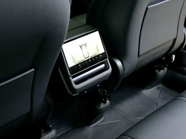 Tesla Model Y — Фото автомобиля 12