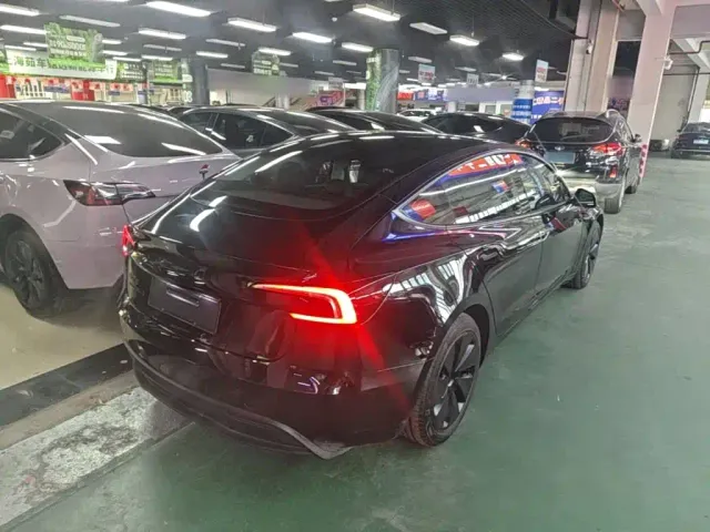 Tesla Model 3 — Фото автомобиля 6