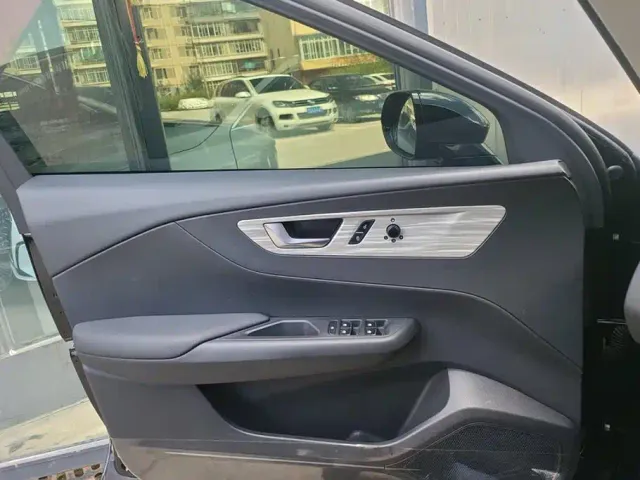 Hongqi E-QM5 — Фото автомобиля 7