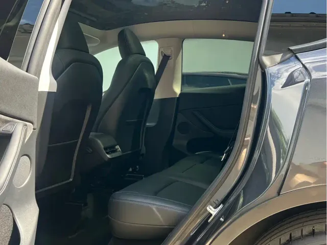 Tesla Model Y — Фото автомобиля 9