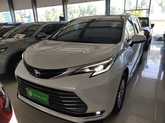 Toyota Sienna — Фото автомобиля 2