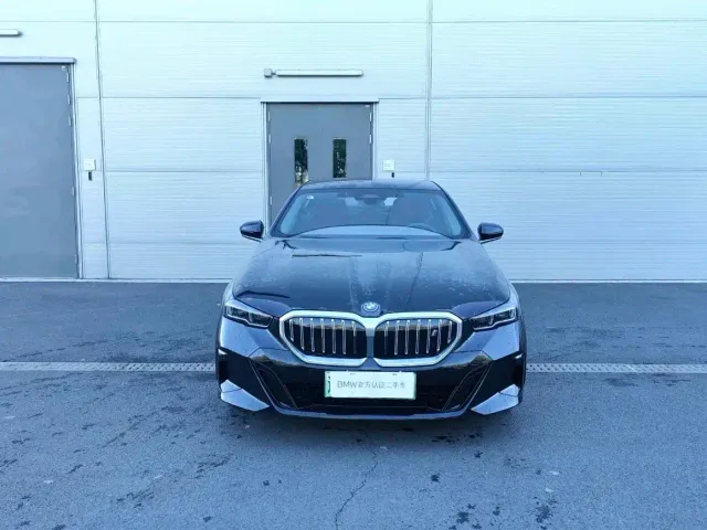 BMW i5 — Фото автомобиля 2