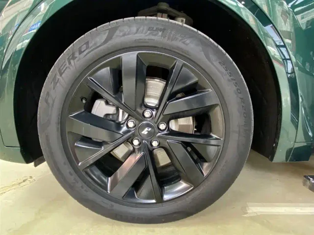 Li Auto L8 — Фото автомобиля 28
