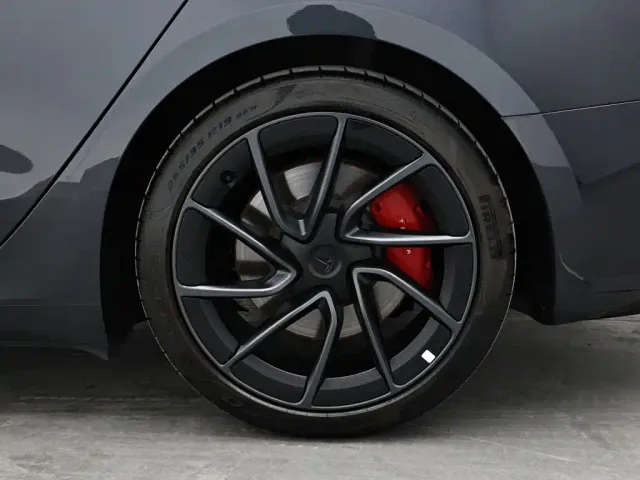 Tesla Model 3 — Фото автомобиля 10