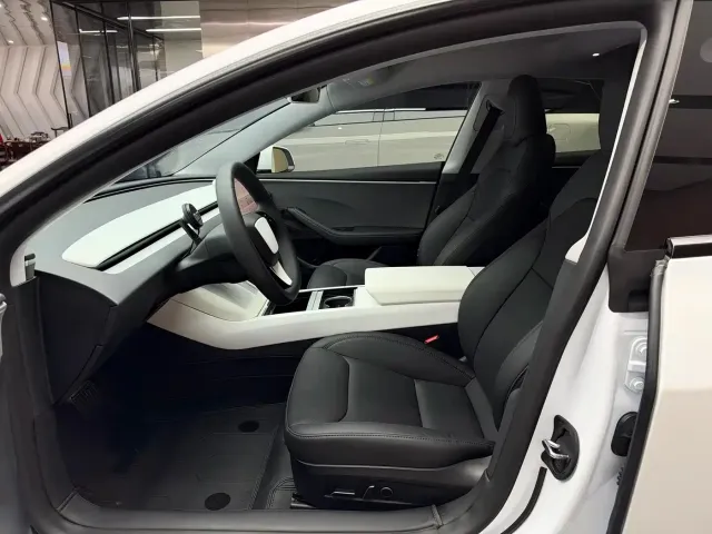Tesla Model 3 — Фото автомобиля 5