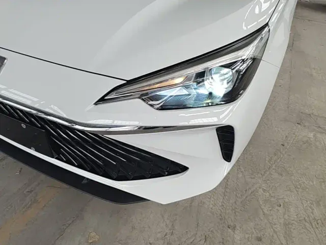 Roewe i5 — Фото автомобиля 23