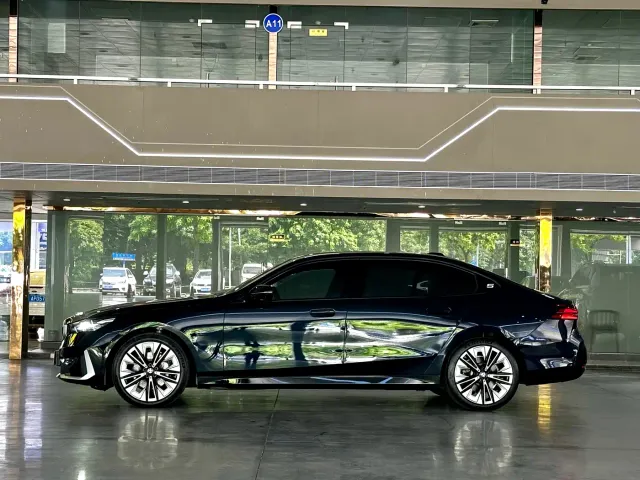 BMW 5 Series — Фото автомобиля 18