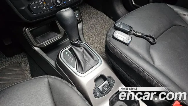 Jeep Renegade — Фото автомобиля 8