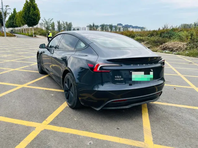 Tesla Model 3 — Фото автомобиля 7