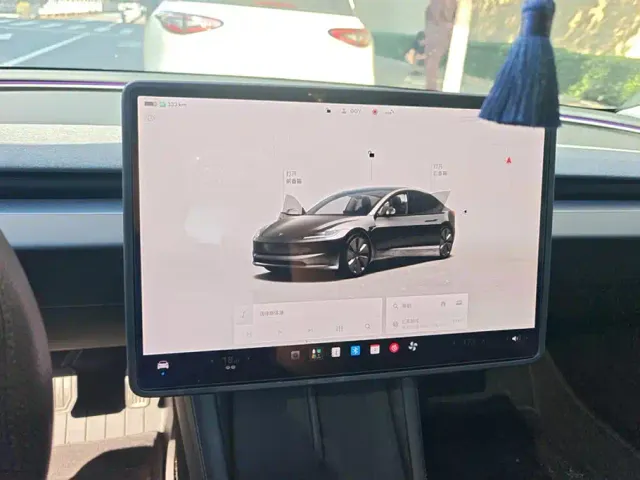 Tesla Model 3 — Фото автомобиля 13