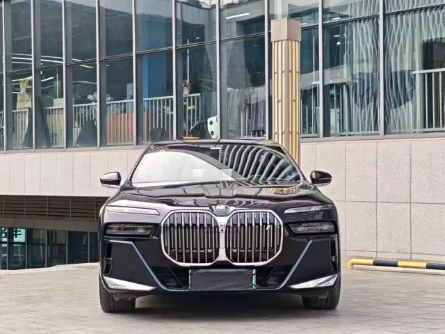 BMW i7 — Фото автомобиля 2