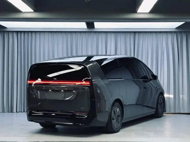 Li Auto MEGA — Фото автомобиля 5