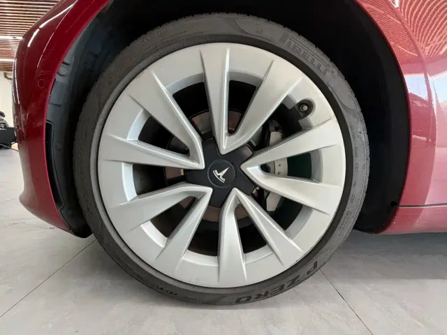 Tesla Model 3 — Фото автомобиля 4