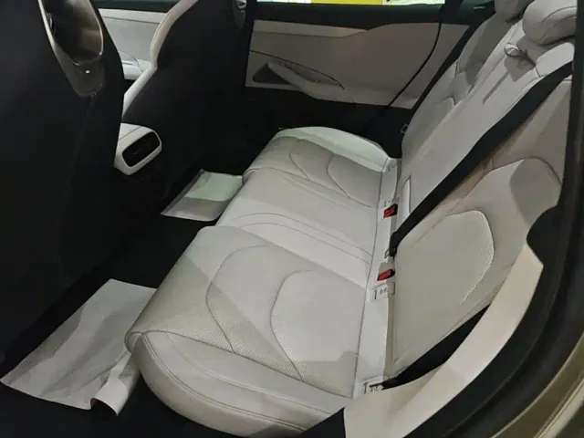Xiaomi SU7 — Фото автомобиля 16