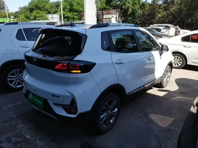 Changan CS15 — Фото автомобиля 6