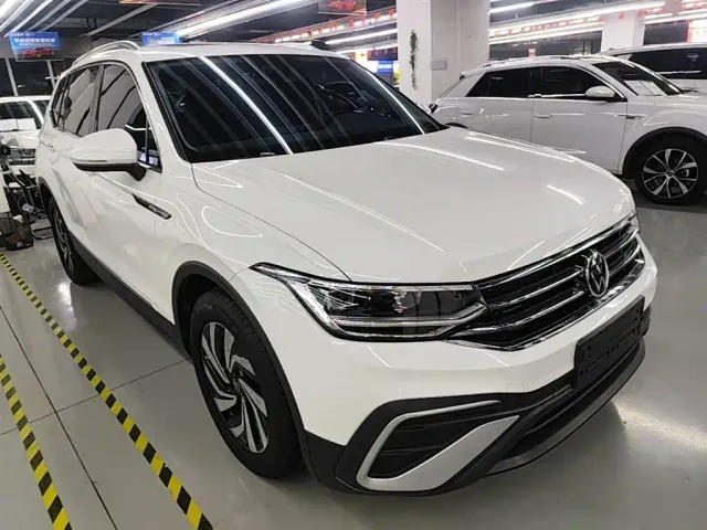 Volkswagen Tiguan L — Фото автомобиля 3