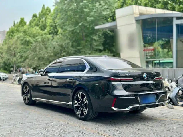 BMW 7 Series — Фото автомобиля 12