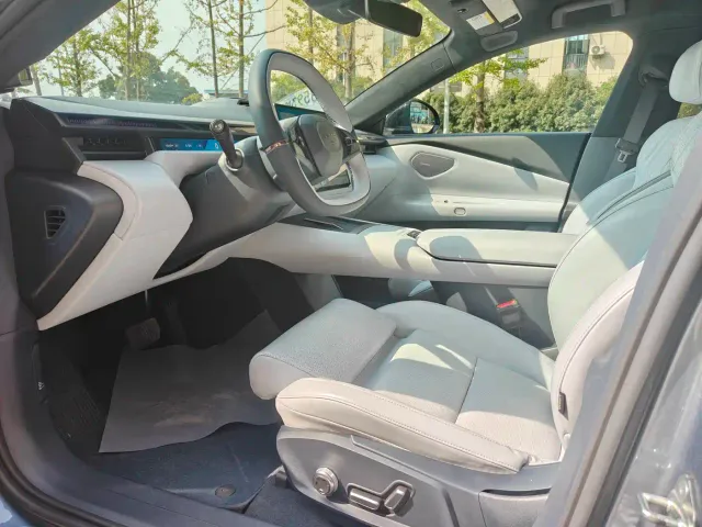 Lynk & Co Z10 — Фото автомобиля 4