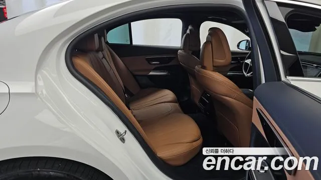Mercedes-Benz E-Class — Фото автомобиля 4