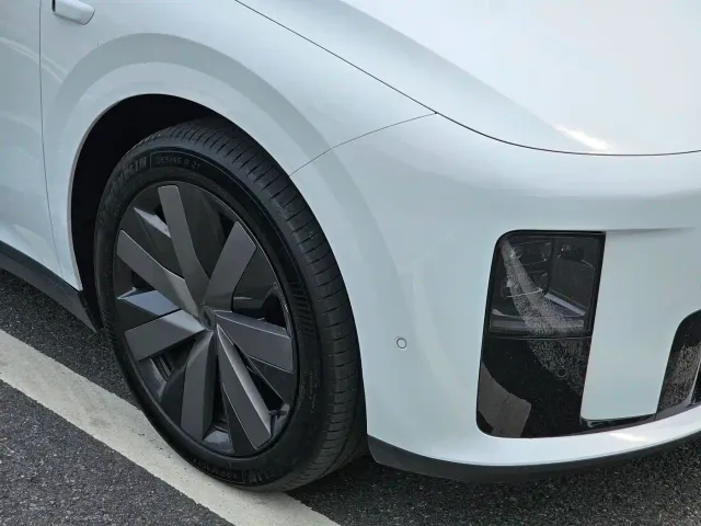Li Auto i8 — Фото автомобиля 7