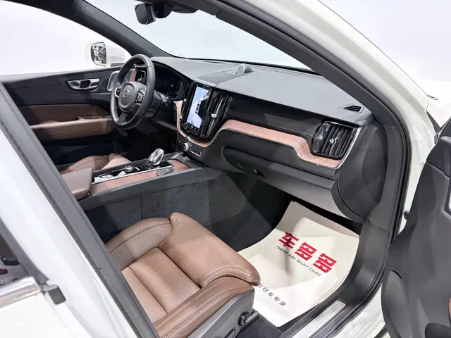 Volvo XC60 — Фото автомобиля 23