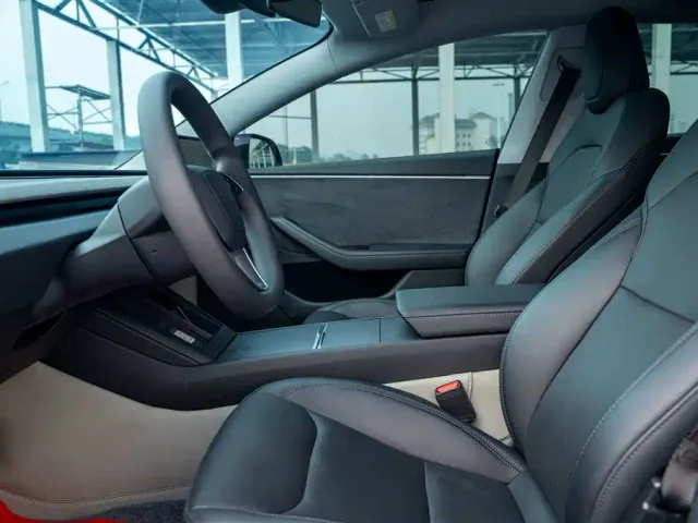 Tesla Model 3 — Фото автомобиля 10