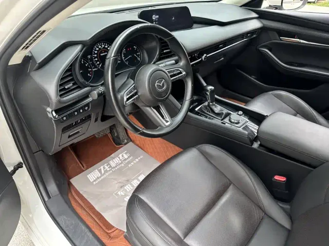 Mazda Axela — Фото автомобиля 8