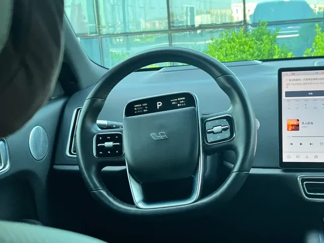 Li Auto L8 — Фото автомобиля 12