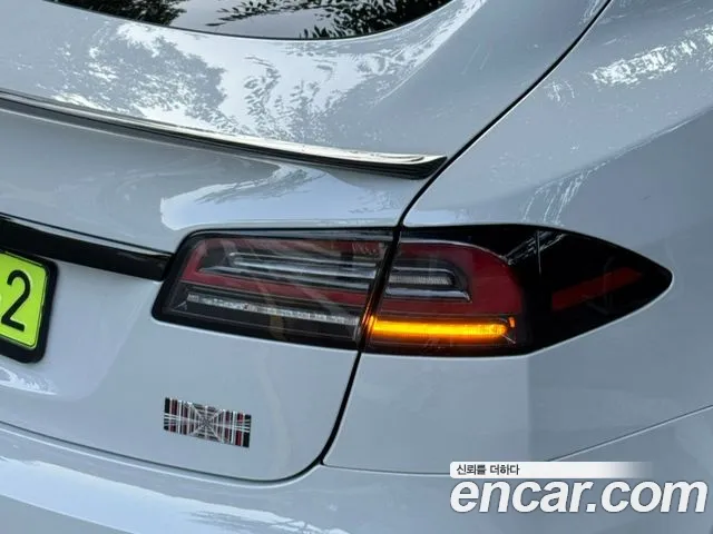 Tesla Model S — Фото автомобиля 12