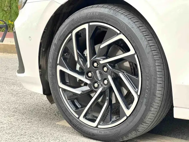 Lincoln Z — Фото автомобиля 13