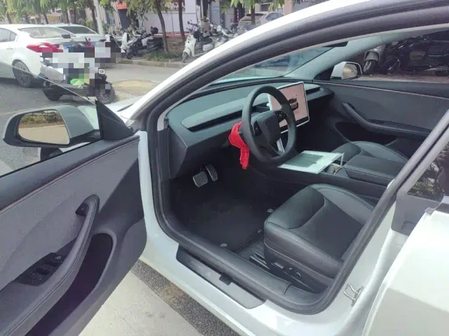 Tesla Model 3 — Фото автомобиля 12