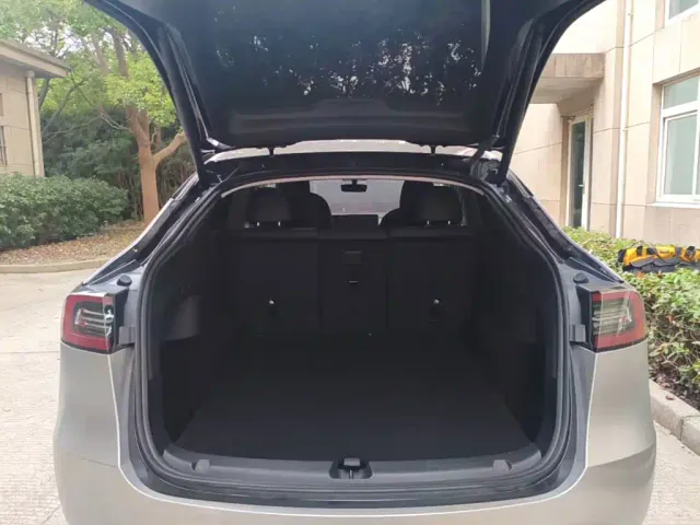 Tesla Model Y — Фото автомобиля 18