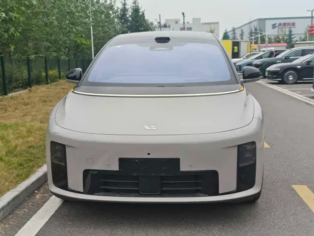 Li Auto i8 — Фото автомобиля 2
