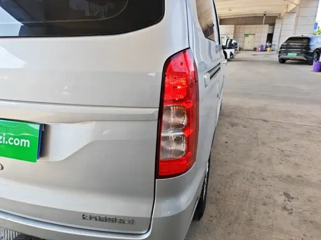 Wuling Hongguang V — Фото автомобиля 7