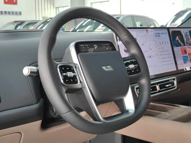 Li Auto L8 — Фото автомобиля 10