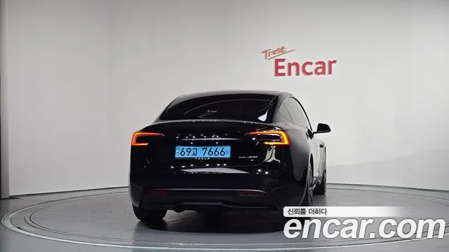 Tesla Model 3 — Фото автомобиля 4