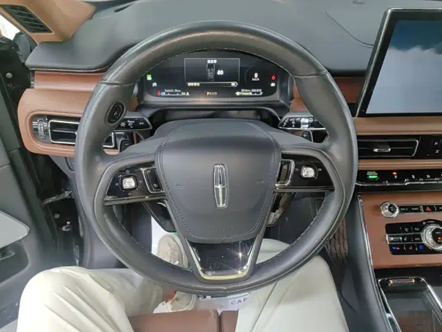 Lincoln Aviator — Фото автомобиля 10
